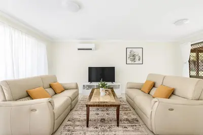 Image de 3Beds Vibrant Home Steps to Mall & Transport