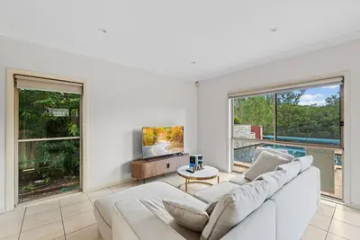 Image de Front Lake View 4Bed Home w/ Pool & Mins to Mall!