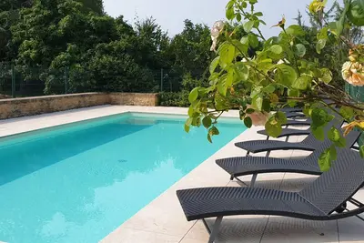 Image de Grande maison pour 15 avec piscine et tennis
