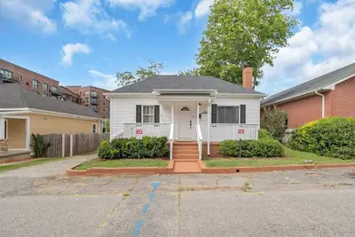 Image de Prime Downtown Gvl 3bd Home w\/ Fenced Yard & Free Parking
