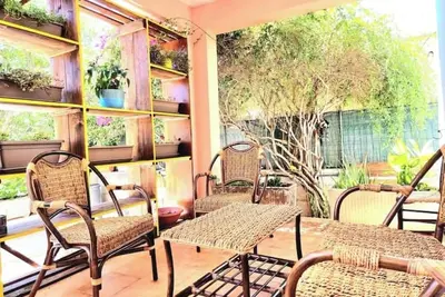 Image de 4 min walk to the beach! Cosy home with lush patio.