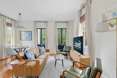 Image de Cozy Downtown Home | Wylde Jasmine