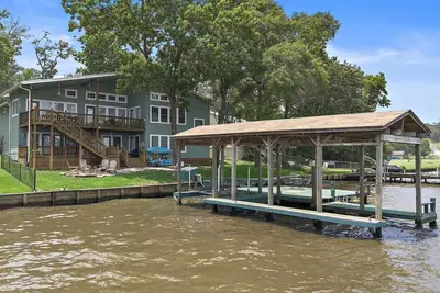 Image de Scenic Lakefront Retreat with Boat Lift