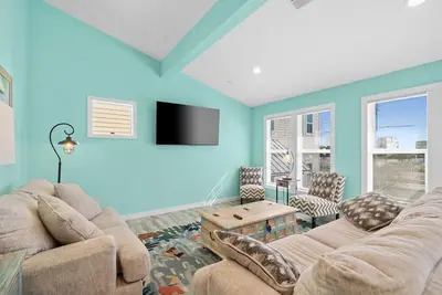 Image de Beach House - Surfs Up Under Tow Family - Sleeps 14, Direct Beach Access