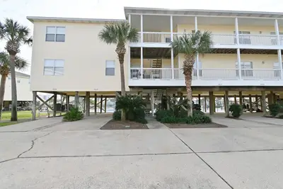 Image de Your Destin Beach Getaway! Bring Your Boat! Park Your Trailer Under the Unit!
