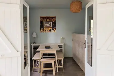 Image de Chalet Vintage avec piscine partagée, terrasse privée et jardin partagé.