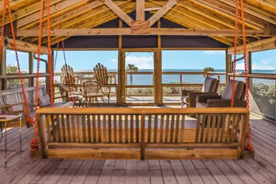 Image de 🌊Beach View-Easy Walk to Beach-4br Home-Screened Deck-Quarters B🌊