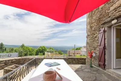 Image de Maison de vacances 'Le Rez-de-Chaussée' avec vue sur la montagne, piscine partagée et climatisation