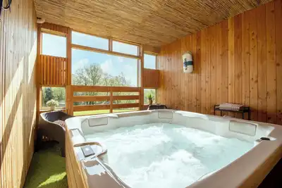 Image de Maison avec Jacuzzi et Vue à La Roque-Gageac – 2 Chambres, Terrasse, Climatisée, 6 Pers
