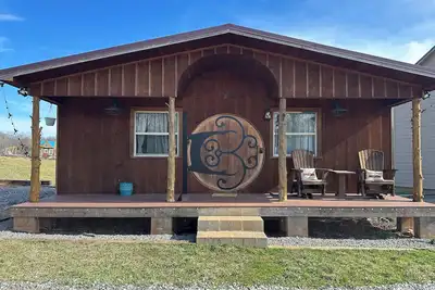 Image de Escape to a Hobbit cottage overlooking a pond with water wheel in wine country!