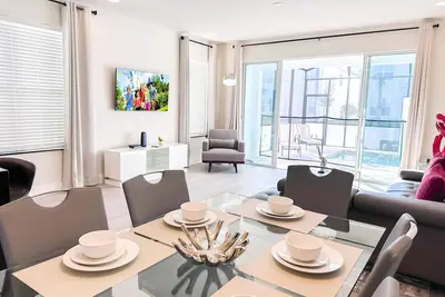 Image de Stylish New 4 Bedrooms Home with Pool