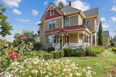 Image de Spacious 4-bedroom Victorian home, sleeps up to 14, for Family or Bridal Getaway
