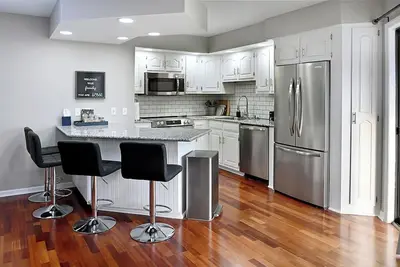 Image de Quiet condo with king suite 4 miles from the beach, private balcony, pool hot tub.