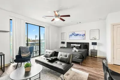 Image de Chic Urban Living: Studio with Pool Access 20