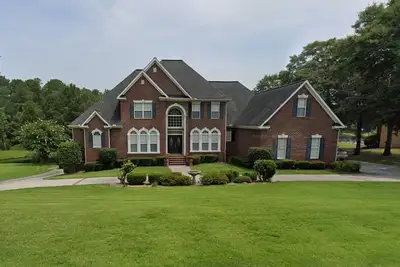 Image de Masters rental - large 5-bdrm home w/ huge porch, pool, hot tub & game room.
