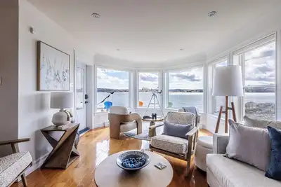 Image de Ocean Front property, direct Shoreline access, and Main Floor Master Bedroom.