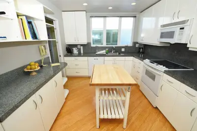 Image de Classic & Peaceful Condo, Fully Furnished 2bd\/2ba Condo w\/ 1 Car Garage Parking