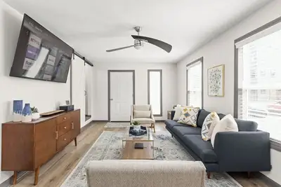 Image de Sunny Blue: 4 Br, 2 En-suites, Hip Fountain Square