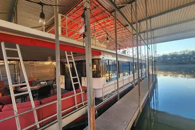 Image de Pier D Lite 4 bdrm Houseboat on River Downtown Knoxville - walk to Univ. of Tn