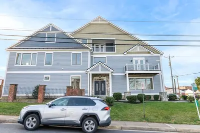 Image de Bright, sunny, and inviting 5 bedroom w/ a spacious floor plan + Movie Theater