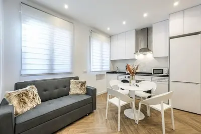 Image de Urban Tranquility in Madrid with Modern Comforts