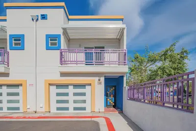 Image de Modern 2br/2. 5ba w/Pool-Gazebo & Garage