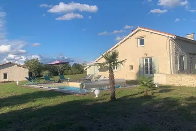 Image de Maison de campagne dans un environnement champêtre avec piscine chauffée.