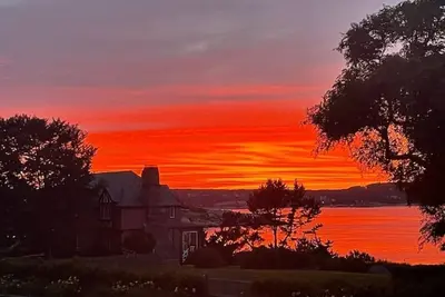 Image de Charming 4 Br, 2 Ba home in great location, ocean views & beach steps away!