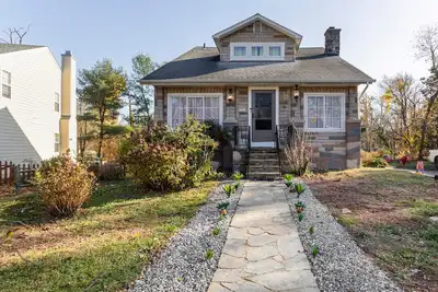 Image de Spacious 5-bedroom Pineapple House in wonderful Pikesville/10ppl/Pets/ WiFi