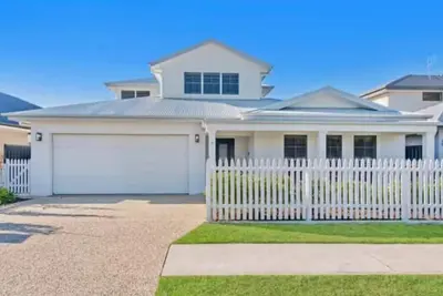 Image de Large family friendly beach retreat
