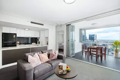 Image de Great Value Cbd 2 Beds Apt Free Carpark/ Pool /Gym
