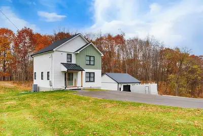 Image de Long Point Retreat: Near Wineries + Hot Tub + Pet Friendly!