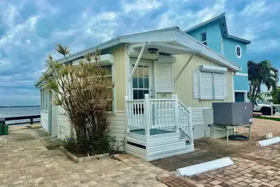 Image de 2 bedroom 1 1/2 bath beach house! Views from almost every room!