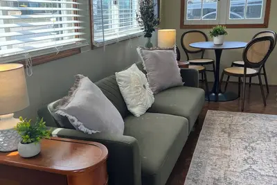 Image de Charming River Cottage! Book your Fall trip today before the calendar fills up!