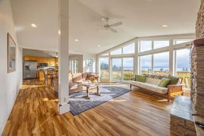 Image de Waterfront Oasis w\/ Beach Access