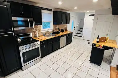 Image de Charming 3-bedroom, 2-story home in fabulous Providence. Yin\/Yang Harmony Home
