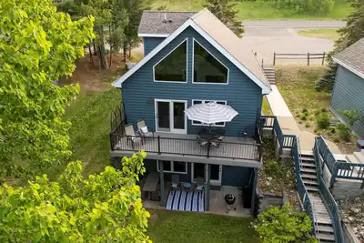 Image de Walden Haus -Lakefront Chalet- Dog Friendly & Breakfast-Golf-Bike-Ski-Hike-Swim