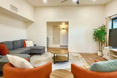 Image de Charming 4 bed/2 bath lovely house in central Location w/ much Privacy and Space