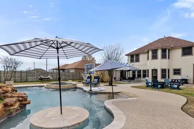 Image de Luxurious Home with Great Pool Area
