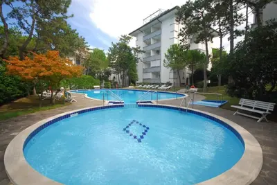 Image de Appartement élégant avec vue sur la piscine