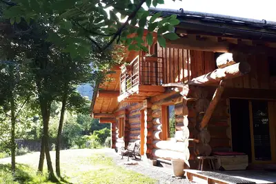 Image de Joli chalet en fustes au cœur d'un jardin arboré