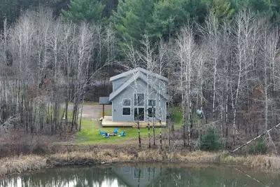 Image de New 3 Bedroom Chalet on 26 acres, private 4 acre water feature, next to trails.