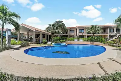 Image de 2-Bd Condo with Pool, Walk to Beach