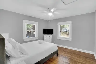 Image de Minutes To Downtown, Ft. Jackson