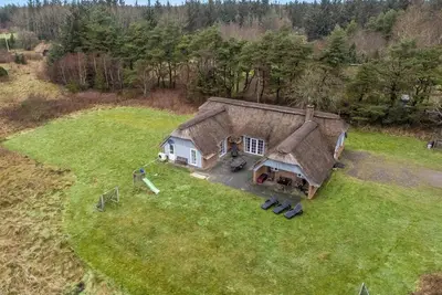 Image de Large holiday home with pool, spa and sauna, 1500 meters from the North Sea.