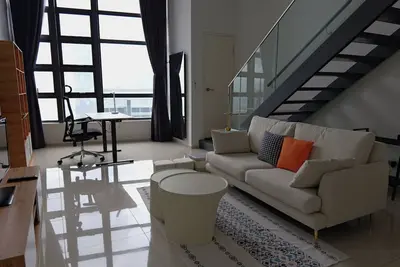 Image de Privat Duplex Loft with Skyline Views & Standing Desk