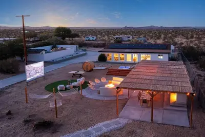 Image de Moonstone: Pool, Spa, Pickle Ball Court & Sauna