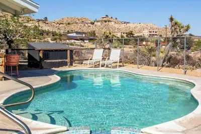 Image de Mid Century Speakeasy with Poolside Views