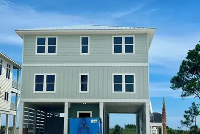 Image de Gulf front, elevator, private pool/hot tub, outdoor dining, beach gear!