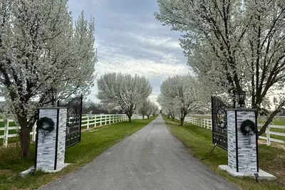Image de Private 3br Farmhouse on Estate with Event Space, Horses, Trails, Ponds & Orchard